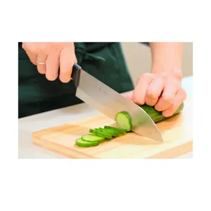Pequeños cuchillos japoneses de cocina con conocimientos y técnicas profesionales