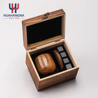 Verre à whisky bourbon en bois brûlé fait main avec logo personnalisé et pierres de whisky dans un coffret cadeau pour promotion et mariage