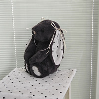 Jellcatt UK Adorable Peluche Lapin Noir aux Oreilles Tombantes avec Ruban à Pois Blancs, Cadeau de Thanksgiving