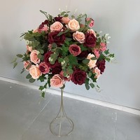 Décor de fond de scène de mariage personnalisé en usine, boule de fleurs de roses bordeaux, chemin de table de fleurs bordeaux