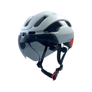 <span class=keywords><strong>Casco</strong></span> de ciclismo CE UKCA de <span class=keywords><strong>gama</strong></span> <span class=keywords><strong>alta</strong></span>, gafas magnéticas, <span class=keywords><strong>casco</strong></span> de bicicleta de <span class=keywords><strong>carretera</strong></span> deportivo dual con luz trasera recargable - Product Image 1