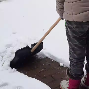 Équipement de pelle à neige en bois et aluminium D-Grip à grande tête pour le nettoyage et le déneigement des allées de voitures - Product Image 3