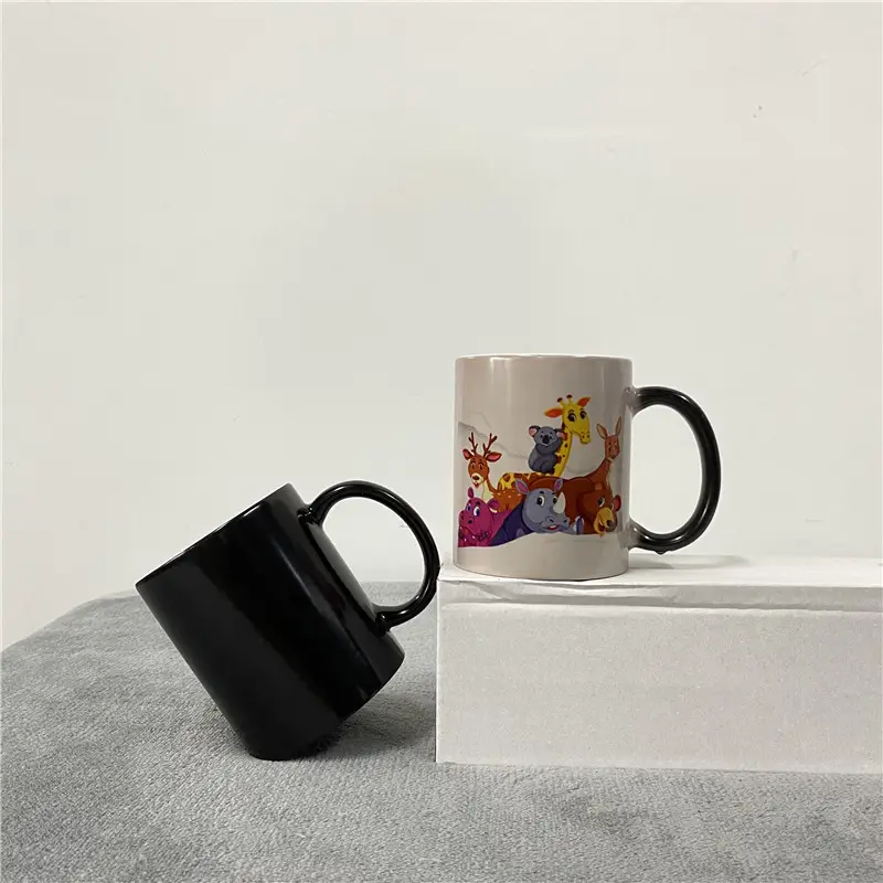 Logo personnalisé 11oz tasses vierges de sublimation sensible à la chaleur noire tasses en céramique à revêtement blanc changeant de couleur chaude avec poignée