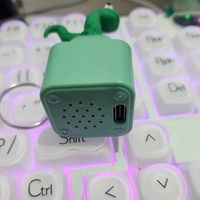 Porte-clés anti-stress mignon avec lumière LED et son, jouet rechargeable, mini-gadget de bureau pour enfants et adultes