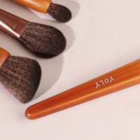 Ensemble de pinceaux de maquillage en poils synthétiques vegan, marque privée, avec manche en bois naturel et virole en aluminium, pour le fond de teint