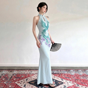Vestido Cheongsam Largo Azul Claro con Cuello Halter y Estampado de Fénix para Mujer, Estilo Chino 2026, Corte Entallado, Vestido de Fiesta - Product Image 5