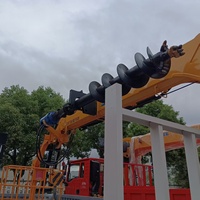 Grue pliante montée sur camion 4x2 avec tarière, rampe arrière assistée par ressort, plateforme aérienne pour l'installation de poteaux électriques
