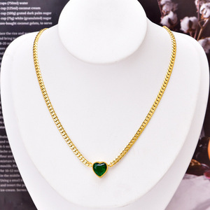 จี้รูปหัวใจประดับพลอยสีเขียว สร้อยคอชุบทอง 18K แบบโซ่ลายงู สไตล์คลาสสิก เหมาะสำหรับทุกเพศ ใส่ได้ทุกวัน - Product Image 3