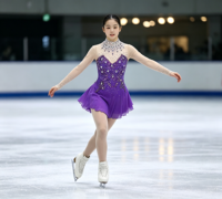 Robe de patinage artistique violette à manches longues, col montant, dos ouvert en maille, jupe ornée de strass pour filles adultes, compétition et performance