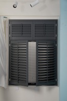 Volets de fenêtre en bois de paulownia noir les plus vendus, à niveaux superposés, flexibles, pour chambre à coucher, offrant une intimité optimale