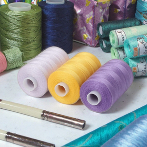 Chỉ may giá tốt của nhà máy, đạt chuẩn ISO 9001, loại <span class=keywords><strong>40s</strong></span>/<span class=keywords><strong>2</strong></span>, 11g, 12g, 100% <span class=keywords><strong>polyester</strong></span>, độ bền cao, nhuộm màu, có họa tiết - Product Image 3