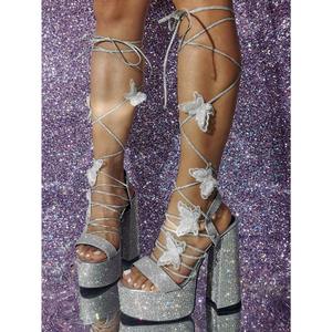 Sandali <span class=keywords><strong>Argento</strong></span> <span class=keywords><strong>con</strong></span> <span class=keywords><strong>Lacci</strong></span> alla Moda per Donne, Scarpe Stile Punk Goth <span class=keywords><strong>con</strong></span> Tacco a Blocco, Plateau Chunky <span class=keywords><strong>con</strong></span> Strass e Tacco a Farfalla - Product Image 1