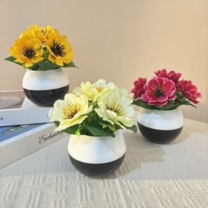 Pot de fleurs artificielles Paulon avec fleurs en soie marguerite et palmier pour la décoration de bureau et de la maison, 16 cm de haut, vase noir et blanc - Product Image 1