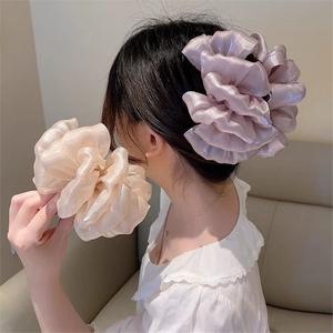 Pince à cheveux élégante en tissu effet nuage de soie, grande pince requin pour femme - Product Image 1