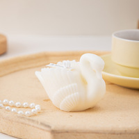 Bougie parfumée en forme de cygne pour couple en interaction, ambiance lumineuse, cadeaux romantiques pour fiançailles, mariage, soirées douillettes