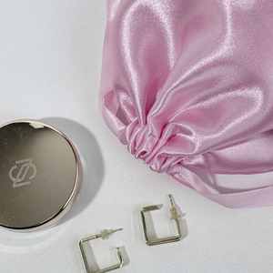 Sacs en tissu satiné à cordon de serrage en gros, sac à main pour perruque, chaussures de danse, logo personnalisé pour le stockage de cadeaux, l'emballage anti-poussière - Product Image 4