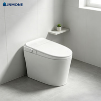 Toilette intelligente minimaliste avec chasse d'eau activée par le pied et filtre à eau sain