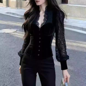 Blusa de terciopelo vintage con cuello en V y mangas abullonadas con botones para mujer 2026, lujosa blusa de terciopelo negro con mangas de encaje - Product Image 4