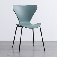 Chaise de salle à manger en plastique minimaliste empilable en gros pour la salle à manger