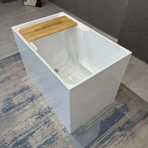 Bồn tắm acrylic tự đứng hình vuông góc cạnh, kích thước nhỏ, ngâm mình sâu, có ghế ngồi di động, thương hiệu Suly Merlin - Product Image 3