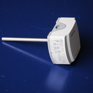Capteur de température d'eau immergé en plastique QAE2164.010, sortie DC 0-10V, plage -10-120°C, installation facile, CVC - Product Image 1