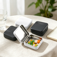 Boîte à pilules carrée mini noire et blanche en métal à charnière, étui portable pour médicaments, capsules et comprimés, avec impression de logo personnalisée