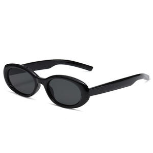 แว่นกันแดดผู้หญิงสไตล์เรโทร Y2K กรอบวงรีสีดำ ป้องกันรังสียูวี 400 กรอบพลาสติก เลนส์ AC แบบที่ 3 รุ่น G4-6235 สไตล์ครอส บอร์เดอร์ - Product Image 1