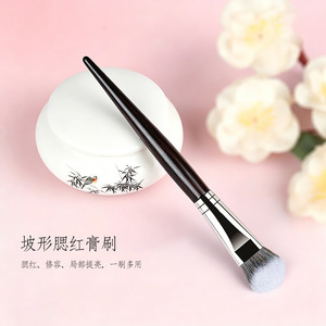 Brocha de maquillaje inclinada con fibras sintéticas y mango de madera para la aplicación de rubor en crema o líquido. - Product Image 2