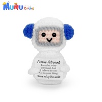 Fabricant sur mesure de poupées amigurumi en crochet faites à la main, représentant un astronaute positif, avec carte inspirante, compagnon de bureau pour le soutien émotionnel