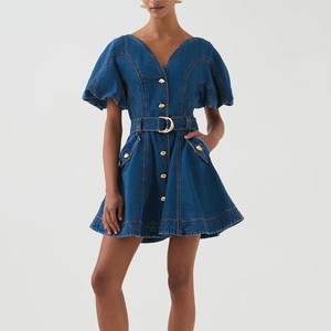 เดรสยีนส์สีน้ำเงินฟอกทรงเอ สไตล์ลำลอง คอวี ติดกระดุมด้านหน้า ดีไซน์ใหม่สำหรับผู้หญิง ใส่ได้ในช่วงฤดูร้อน - Product Image 1