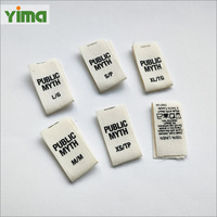 Étiquettes en coton recyclé écologiques personnalisées avec logo imprimé, pliées en bout, fabriquées par YIMA Label Factory pour vêtements