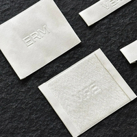 Étiquette de vêtements personnalisée et étiquettes volantes en papier avec étiquettes latérales de col propre logo étiquette tissée de haute qualité en satin