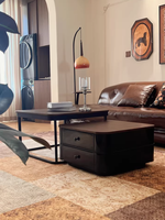 Moderner, schlichter quadratischer Glas-Couchtisch mit Metallgestell, luxuriöses High-End-Möbelstück für kleine Wohnzimmer.