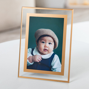 Cornice Portafoto in Vetro Rettangolare Dorata 6/7 Pollici, 8 Scomparti, da Tavolo, di Alta Gamma, per Matrimoni, Ritratti di Coppia, Ricordo in Cristallo - Product Image 3