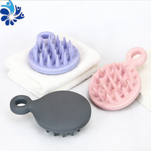 Brosse de massage du cuir chevelu en silicone avec trou de suspension pour soins capillaires et spa - Product Image 5