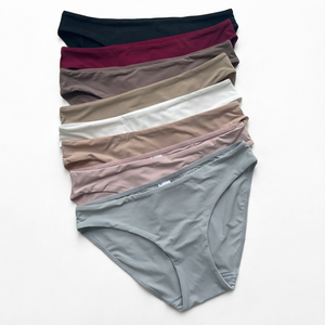 Culottes taille basse en nylon tricoté effet soie glacée couleur unie pour femme – Confortables, respirantes, sans pression, élastiques et ajustées aux hanches - Product Image 1