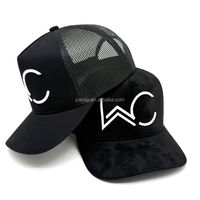 Gorra Trucker Personalizada de Terciopelo con Malla Trasera, Logotipo Bordado, Visera Curva Estructurada y Cierre a Presión