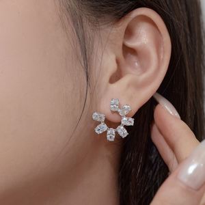 Colección de Lujo Asequible Dylam, Pendientes de Plata S925 con Baño de Rodio y Oro de 18K, Zirconia Cúbica Ovalada de 0.5ct 5A, Diseño Simétrico de Flor de Sol - Product Image 5