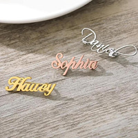 Broche Haute Couture personnalisée avec nom anglais, épingle de sûreté en acier inoxydable, design ajouré polyvalent