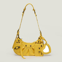 Nouveau Sac à Main et Bandoulière en Cuir Souple 3-en-1 en Forme de Croissant, Riveté, Style Industriel Robuste, Collection 2026
