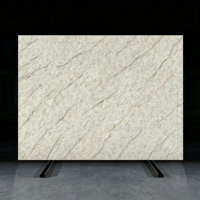 Meuble de cuisine modulaire sur mesure en bois massif avec évier, plan de travail en quartz beige veiné or, ignifuge, moderne, écologique, pour villa résidentielle