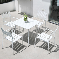Ensemble de salle à manger d'extérieur en métal blanc pour jardin ou terrasse, table et chaises avec dessus à lattes