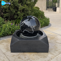 Fontaine sphérique de luxe en marbre noir, sculpture d'extérieur, décoration paysagère de jardin, œuvre d'art en pierre sur mesure pour villa