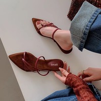Sandales compensées antidérapantes style romain pour femme, à porter de deux façons, bout pointu, couleur unie, à brides dorées, collection été 2026