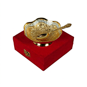 Cuenco de latón con pedestal chapado en oro y plata, hecho a mano, con cuchara a juego |   Juego de Tazones para Postre con Borde de Pétalos de Lujo en Caja de Terciopelo Rojo - Product Image 1