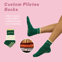 Chaussettes de Pilates tricotées personnalisées avec logo, antidérapantes pour femme, chaussettes de yoga à motif lettres, logo sur le revers, collection Printemps, OEM ODM, faible MOQ