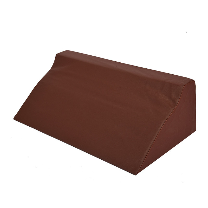 Surface en cuir marron en forme de R