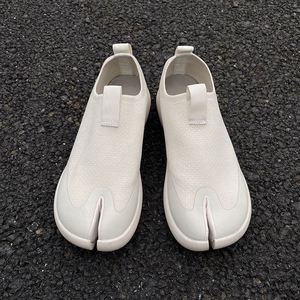 Nuevos Mocasines Ligeros de Suela Blanda con Punta Dividida Tabi, Zapatos Transpirables Tipo Mule, Zapatillas de Verano, Calzado Sin Cordones con Amortiguación - Product Image 1