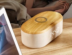 Estación de Noche con Altavoz, Reloj Despertador y Cargador Inalámbrico con Acabado de Madera - Product Image 1