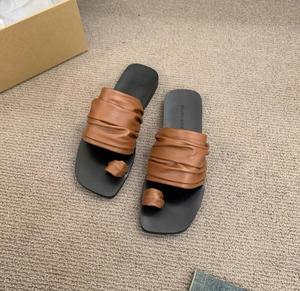 รองเท้าแตะสตรีแบบสวม สไตล์ทันสมัยสำหรับฤดูร้อน พื้นนุ่ม พับได้ สายคาดแบบพับ รองเท้าแตะแบบสวมพื้นหนาสำหรับใส่ไปชายหาด รุ่นใหม่ - Product Image 4